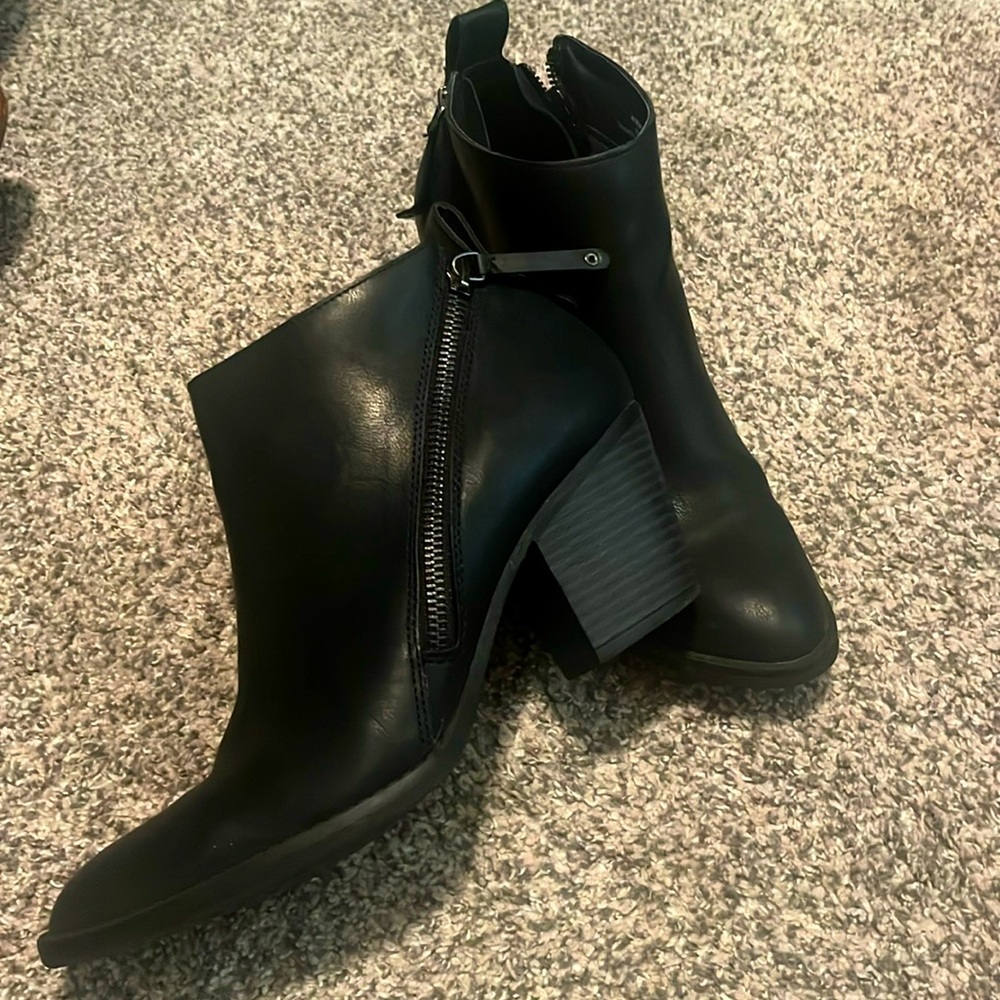 Like new bootie by dv designed by dolce vita